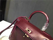 Hermes Kelly Leather handbag in Wine Red - 2