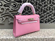 Hermes Kelly Leather Handbag in Pink - 2