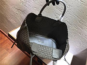 Bottega Veneta sheepskin knitted large shopping bags in Gray - 5