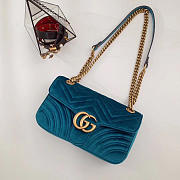Gucci Marmont velvet Medium shoulder bag in Blue - 2