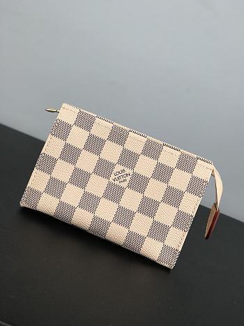 LV TOILETRY POUCH 15CM