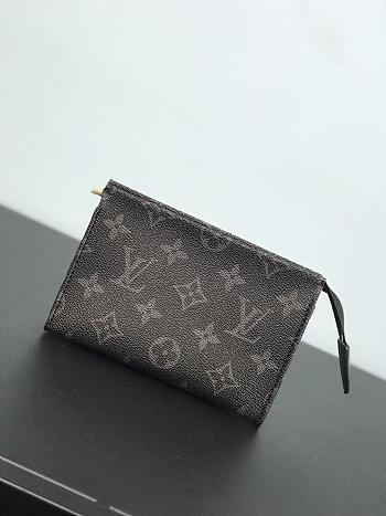 LV TOILETRY POUCH M47546