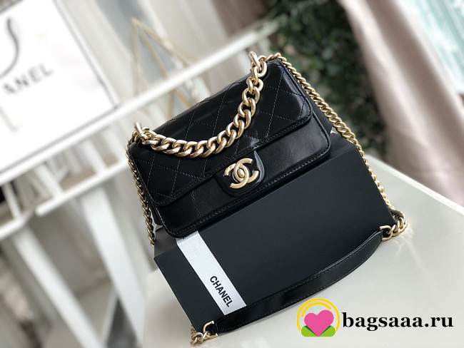 Chanel flap bag 19cm black - 1