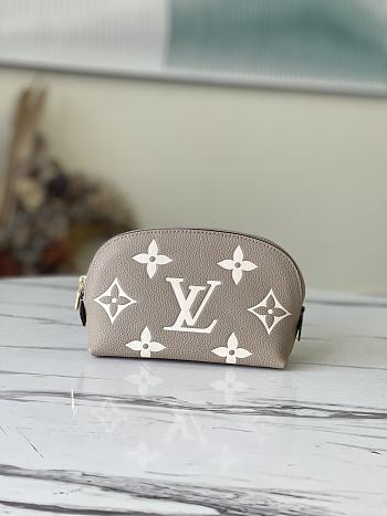 	 Bagsaaa Louis Vuitton Cosmetic Pouch PM Creme - 19 x 12 x 6 cm