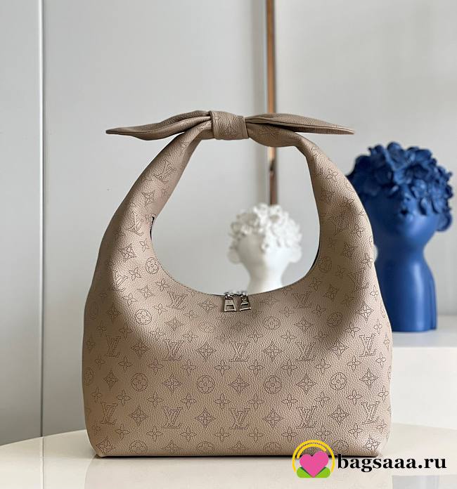 Bagsaaa Louis Vuitton Why Knot MM Beige Galet - 36 x 43 x 15 cm - 1