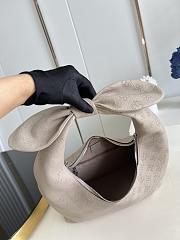 Bagsaaa Louis Vuitton Why Knot MM Beige Galet - 36 x 43 x 15 cm - 2