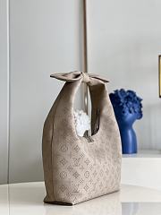 Bagsaaa Louis Vuitton Why Knot MM Beige Galet - 36 x 43 x 15 cm - 6