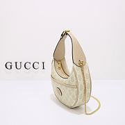 	 Bagsaaa Gucci GG Half Moon Shaped Mini Bag in White and ebony GG Supreme canvas - W22cm x H12.5cm x D5cm - 2