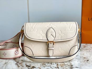 Bagsaaa Louis Vuitton Diane Cream Bag - 23 x 16 x 8.5 cm