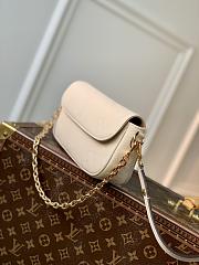 Bagsaaa Louis Vuitton Wallet on Chain Ivy Cream - 23.5 x 12.0 x 4.3cm - 4