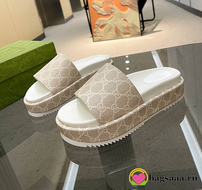 Bagsaaa Gucci Jumbo GG platform beige slide sandal - 1