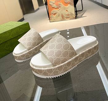 Bagsaaa Gucci Jumbo GG platform beige slide sandal