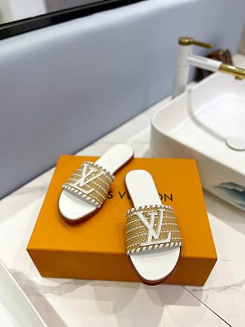 	 Bagsaaa Louis Vuitton Flat Slides Beige