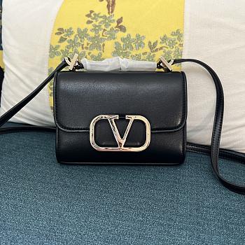Bagsaaa Valentino Garavani small VLogo Type shoulder black bag - 18x13x5cm