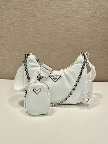 	 Bagsaaa Prada Padded nappa-leather Prada Re-Edition 2005 white shoulder bag - 22*18*6.5cm