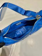 	 Bagsaaa Prada Padded nappa-leather Prada Re-Edition 2005 blue shoulder bag - 22*18*6.5cm - 5