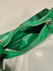	 Bagsaaa Prada Padded nappa-leather Prada Re-Edition 2005 green shoulder bag - 22*18*6.5cm - 5