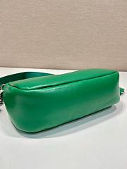 	 Bagsaaa Prada Padded nappa-leather Prada Re-Edition 2005 green shoulder bag - 22*18*6.5cm - 4