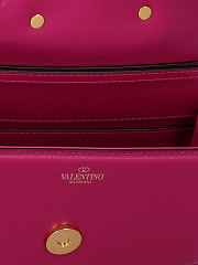 Bagsaaa Valentino Garavani Locò Small Shoulder Bag in darrk pink Leather 20 x 11 x 5 cm - 5