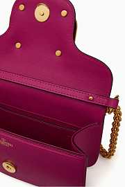 Bagsaaa Valentino Garavani Locò Small Shoulder Bag in darrk pink Leather 20 x 11 x 5 cm - 4