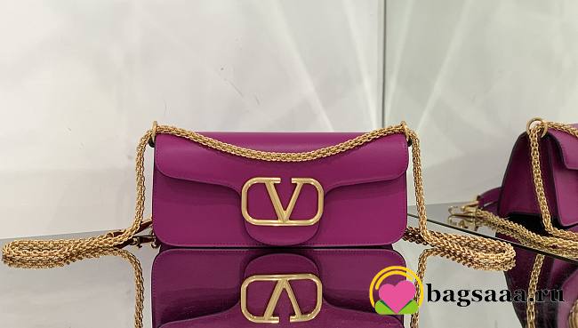 	 Bagsaaa Valentino Garavani Locò Small Shoulder Bag in darrk pink Leather 27x13x6cm - 1