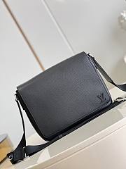 Bagsaaa Louis Vuitton District PM Black Taiga cowhide leather - 26 x 20 x 7 cm - 5