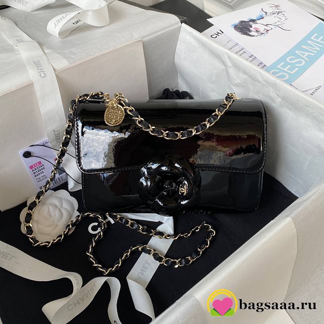 	 Bagsaaa Chanel Flap Bag Flower Patent Black Leather - 20cm - 1