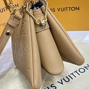 	 Bagsaaa Louis Vuitton Coussin BB Beige - 20 x 16 x 7 cm - 2