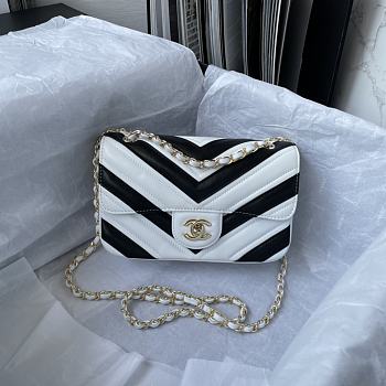 Bagsaaa Chanel Flap Bag Chevron Black and White - 20*13*5cm