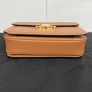	 Bagsaaa Celine Classique Triomphe In shiny Calfskin Leather Brown - 22.5 X 16.5 X 7.5 cm - 2