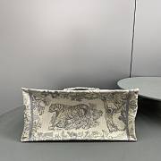 	 Bagsaaa Dior Book Tote Medium Ecru and Gray Toile de Jouy Embroider - 36 x 27.5 x 16.5 cm - 5