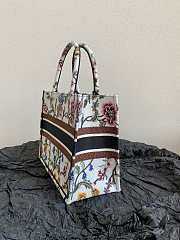 Bagsaaa Dior Book Tote Medium White Multicolor Dior Petites Fleurs Embroidery - 36 x 27.5 x 16.5 cm - 5