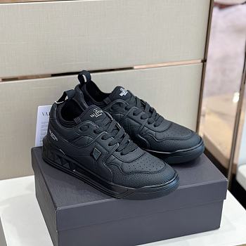 Bagsaaa Valentino On Stud Black Sneaker 