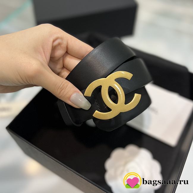 Bagsaaa Chanel Black Leather and Gold Metal 3cm - 1