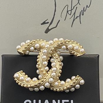 Bagsaaa Chanel CC Logo Pearl and Gold Brooch