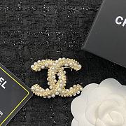 Bagsaaa Chanel CC Logo Pearl and Gold Brooch - 4