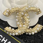 Bagsaaa Chanel CC Logo Pearl and Gold Brooch - 2