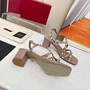	 Bagsaaa Valentino Garavani Rockstud-embellished flat nude leather sandals - 2