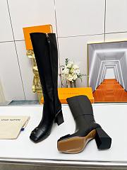 	 Bagsaaa Louis Vuitton Long Boots Black Twist Logo - 2