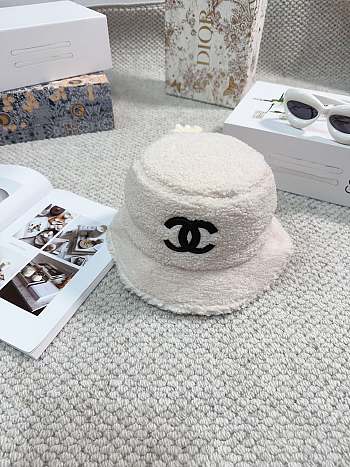 	 Bagsaaa Chanel Winter Fur Bucket Hat White