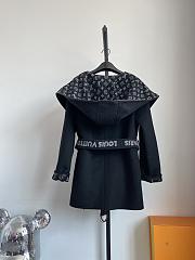 	 Bagsaaa Louis Vuitton SIGNATURE DOUBLE FACE SHORT WRAP COAT BLACK - 3