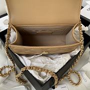 Bagsaaa Chanel Clutch With Chain Lambskin, Imitation Pearls Beige - 2