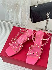 Bagsaaa Valentino Garavani Rockstud-embellished flat pink leather sandals - 2