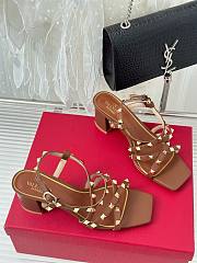 Bagsaaa Valentino Garavani Rockstud-embellished flat brown leather sandals - 6