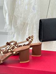 Bagsaaa Valentino Garavani Rockstud-embellished flat brown leather sandals - 5