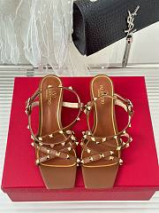 Bagsaaa Valentino Garavani Rockstud-embellished flat brown leather sandals - 2