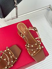 Bagsaaa Valentino Garavani Rockstud-embellished flat brown leather sandals - 3