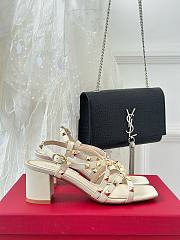 Bagsaaa Valentino Garavani Rockstud-embellished flat white leather sandals - 1