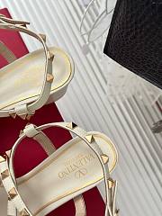 Bagsaaa Valentino Garavani Rockstud-embellished flat white leather sandals - 2