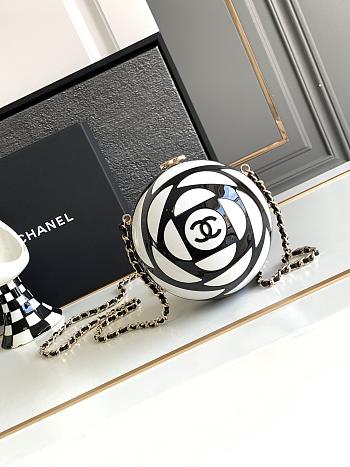 Bagsaaa Chanel SPHERE MINAUDIERE Plexi & Gold-Tone Metal Black & White